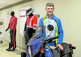 Juan Manuel Reyes, en el interior del Kursaal junto a una de las motocicletas expuestas.