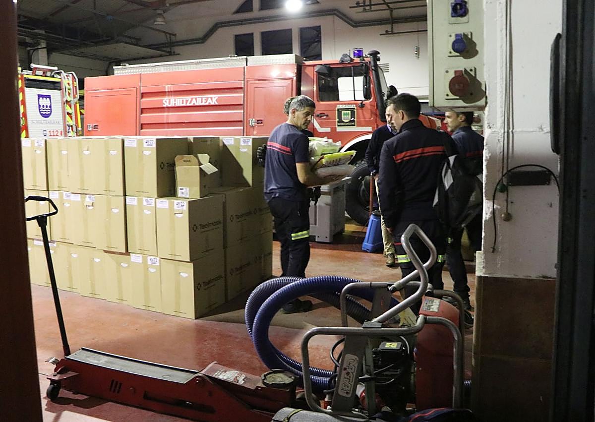 Imagen secundaria 1 - El nuevo grupo de bomberos voluntarios ultima detalles antes de partir hacia Valencia esta mañana.