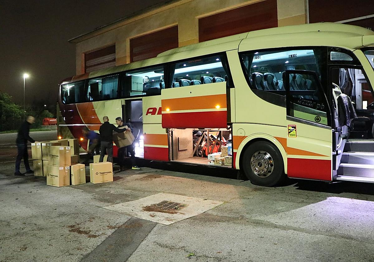 Imagen principal - El nuevo grupo de bomberos voluntarios ultima detalles antes de partir hacia Valencia esta mañana.