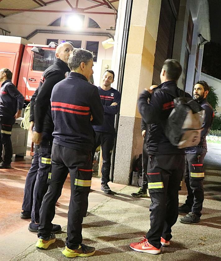Imagen secundaria 2 - El nuevo grupo de bomberos voluntarios ultima detalles antes de partir hacia Valencia esta mañana.