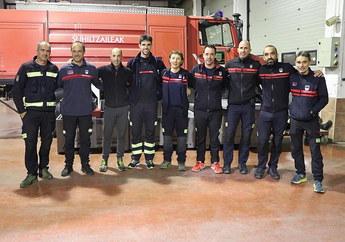 Una parte del nuevo grupo de bomberos que ha partido esta mañana hacia Valencia.