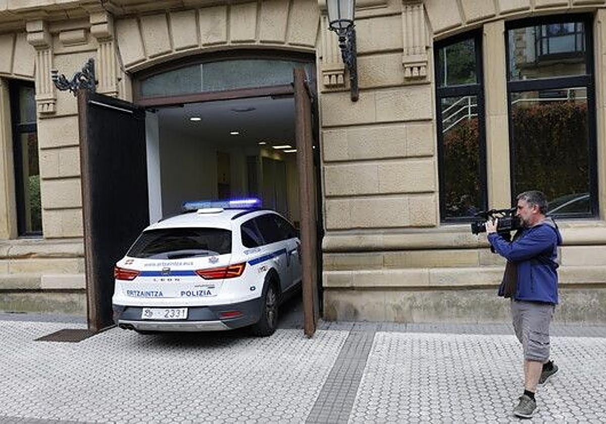 El coche de la Ertzaintza que traslada al acusado de la muerte de Santi Coca