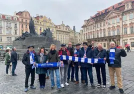 Los integrantes de Musti Taldea posan en la Plaza de la Ciudad Vieja de Praga