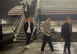 Sergio Gómez, Martin Zubimendi y Mikel Oyarzabal descienden del avión.