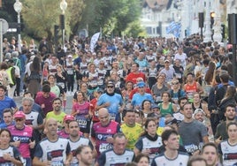 Numerosos corredores durante la Behobia - San Sebastián de 2023 a su paso por el centro de Donostia.