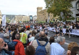 Un grupo de corredores, a su llegada al Boulevard de San Sebastián en la línea de meta de la Behobia - San Sebastián.