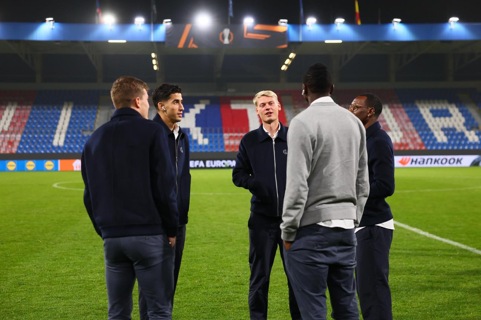 Sucic, Aguerd, Óskarsson, Becker y Sadiq charlan en el estadio donde hoy la Real se enfrenta al Viktoria Pilsen.