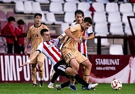 Endika Mateos encuentra oposición en su control de la pelota durante el partido frente a la Unión Deportiva Logroñés (1-1).