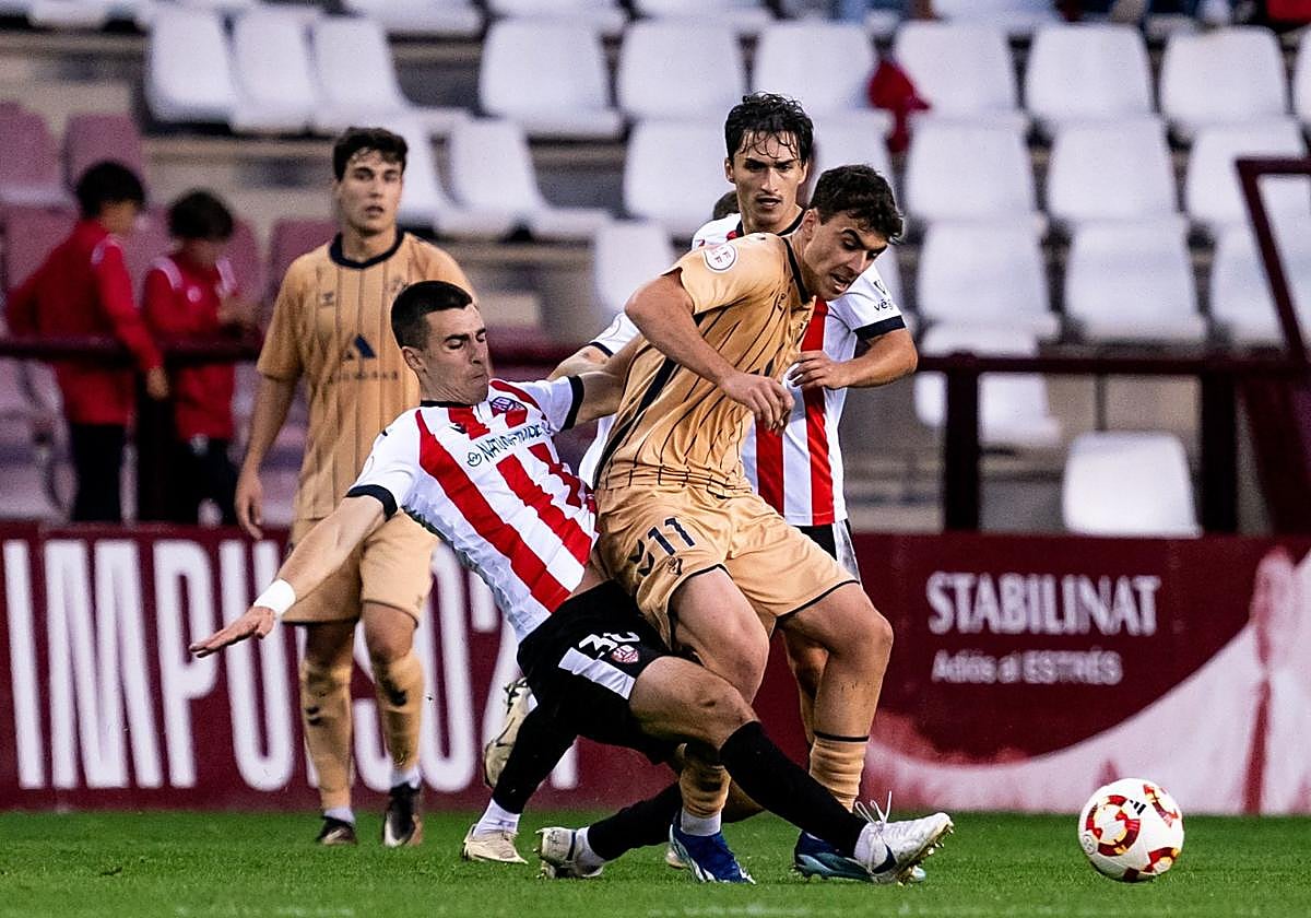Endika Mateos encuentra oposición en su control de la pelota durante el partido frente a la Unión Deportiva Logroñés (1-1).