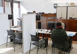 Un contribuyente realiza la declaración de la Renta el año pasado en Errotaburu.