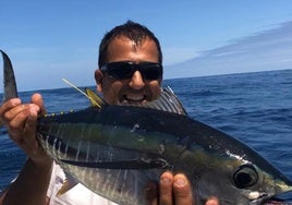 El pescador Imanol Ansa con el ejemplar de atún patudo, recién marcado.