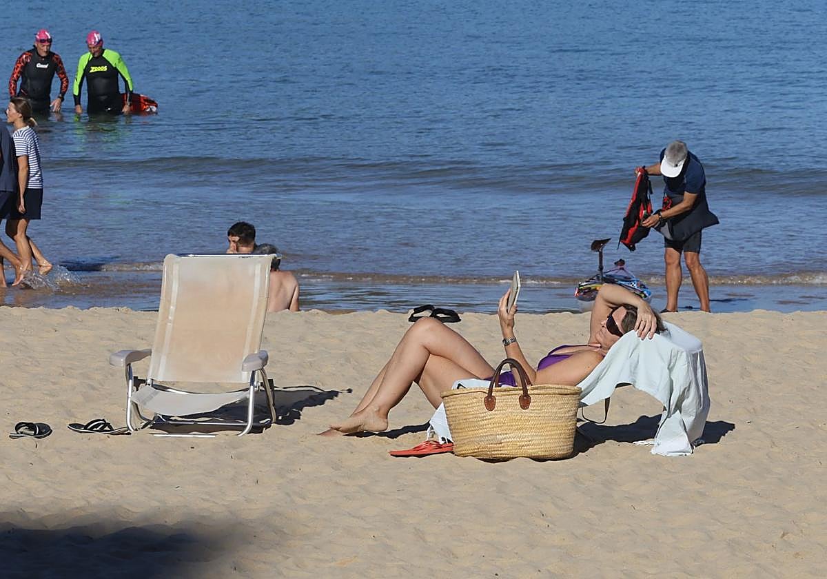 Tomando el sol en una playa donostiarra a mediados de octubre.