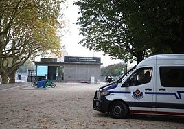 Un vehículo de la Ertzaintza este lunes por la mañana en el exterior de la estación de autobuses de San Sebastián, donde ocurrió la agresión.
