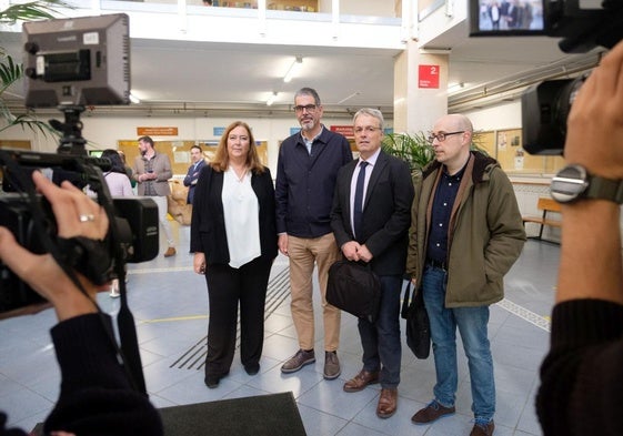 Maite Araluce, Eneko Goia, Alfredo Retortillo y Jagoba Álvarez, en Donostia, en la apertura de las jornadas de la AVT. JOSÉ IGNACIO USOZ