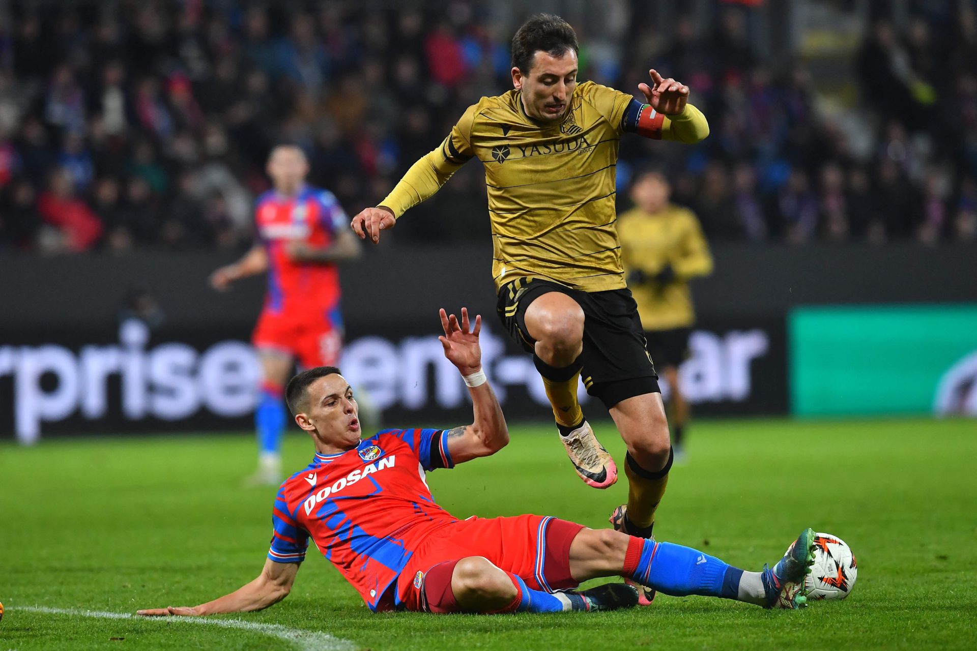 Mikel Oyarzabal pierde el balón tras la entrada de un rival.