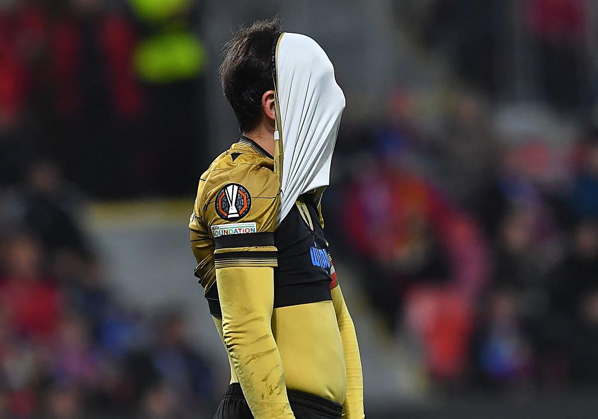 Mikel Oyarzabal se tapa la cara con la camiseta.