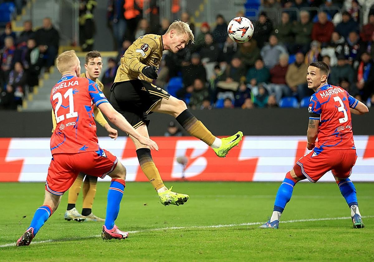 Orri Óskarsson remata de cabeza para lograr el gol del empate.