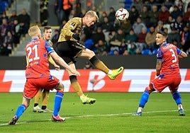 Orri Óskarsson remata de cabeza para lograr el gol del empate.