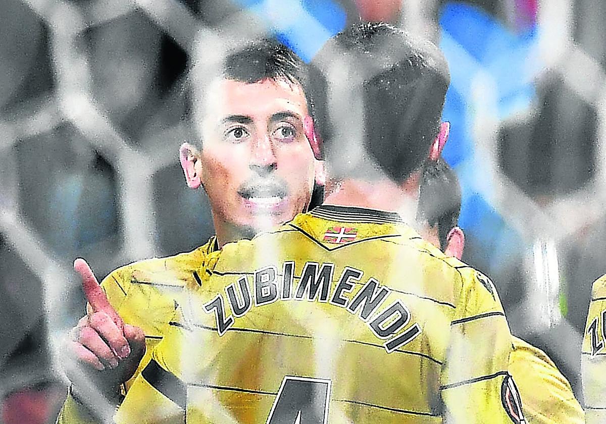 uOyarzabal da instrucciones a sus compañeros, ejerciendo su rol de líder en el campo.