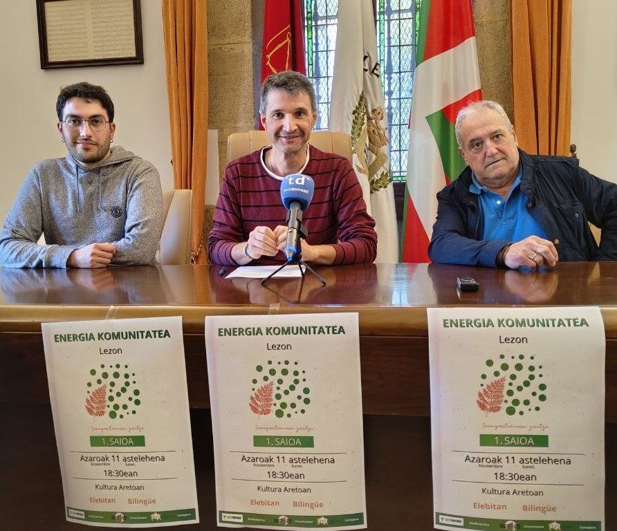 Suárez, Arruti y Mitxelena durante la rueda de prensa ofrecida este jueves en Lezo.