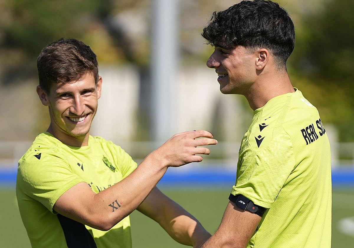 Jon Martín, a la derecha, bromea con Aihen Muñoz en un entrenamiento en Zubieta