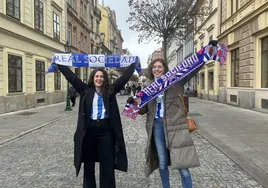 Dos aficionadas de la Real muestran sus bufandas en las calles de Pilsen