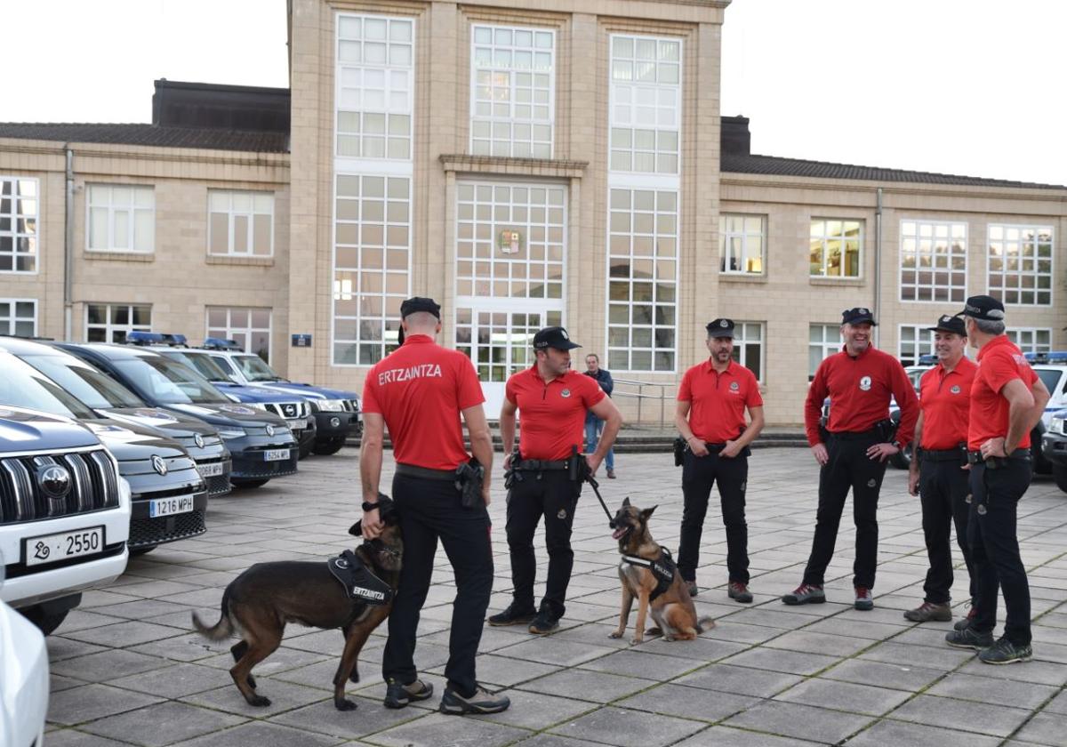 Los agentes de la Unidad Canina en Arkaute antes de viajar a Valencia.