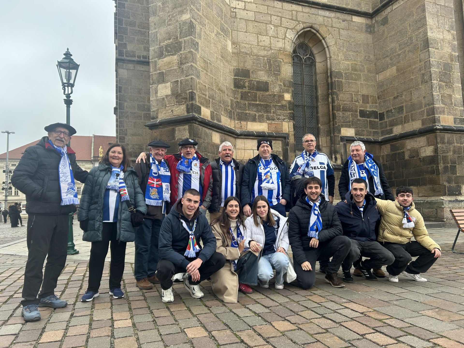 Imagen principal - Los aficionados realistas disfrutaron por las calles de Pilsen.