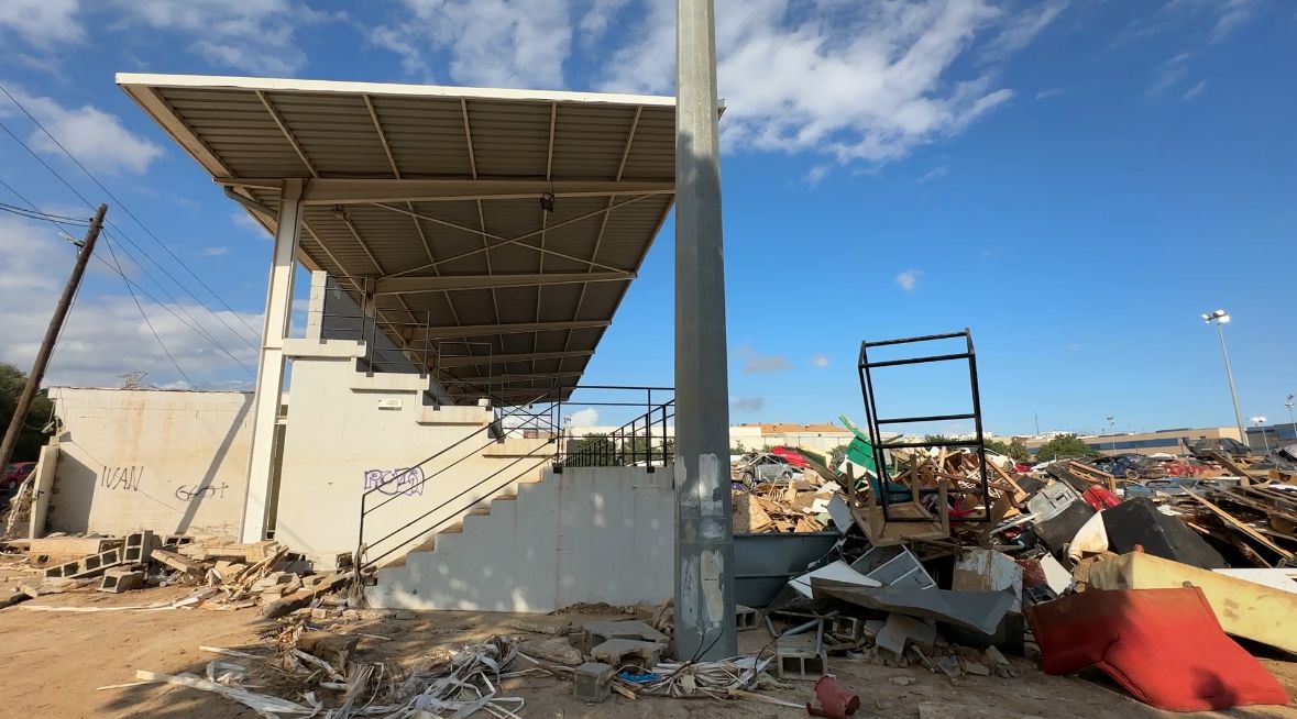 Así quedó el campo del Benetússer tras el paso de la DANA