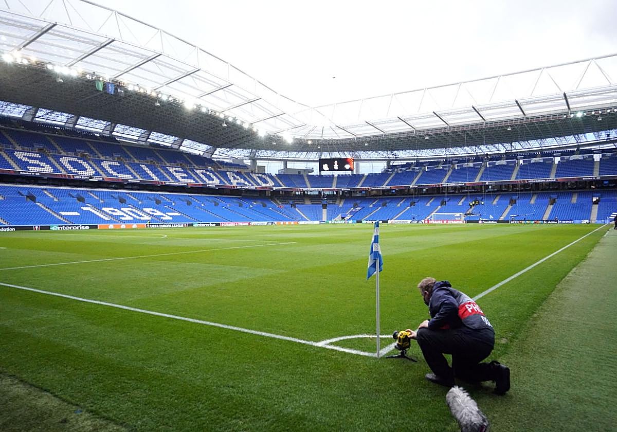 Un experto explica por qué en el Reale Arena hay tan poca cobertura de internet: «Depende de los móviles conectados a la vez»
