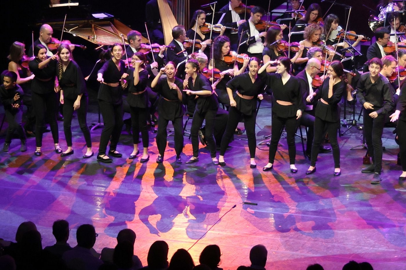 La Euskadiko Orkestra abrió la velada con 'La vie parisienne' de Offenbachy el Coro Easo se unió luego a ellos.