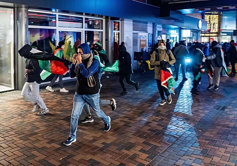 La policía investiga los «violentos incidentes» tras el Ajax-Maccabi que se han saldado con más de 60 detenidos y cinco heridos