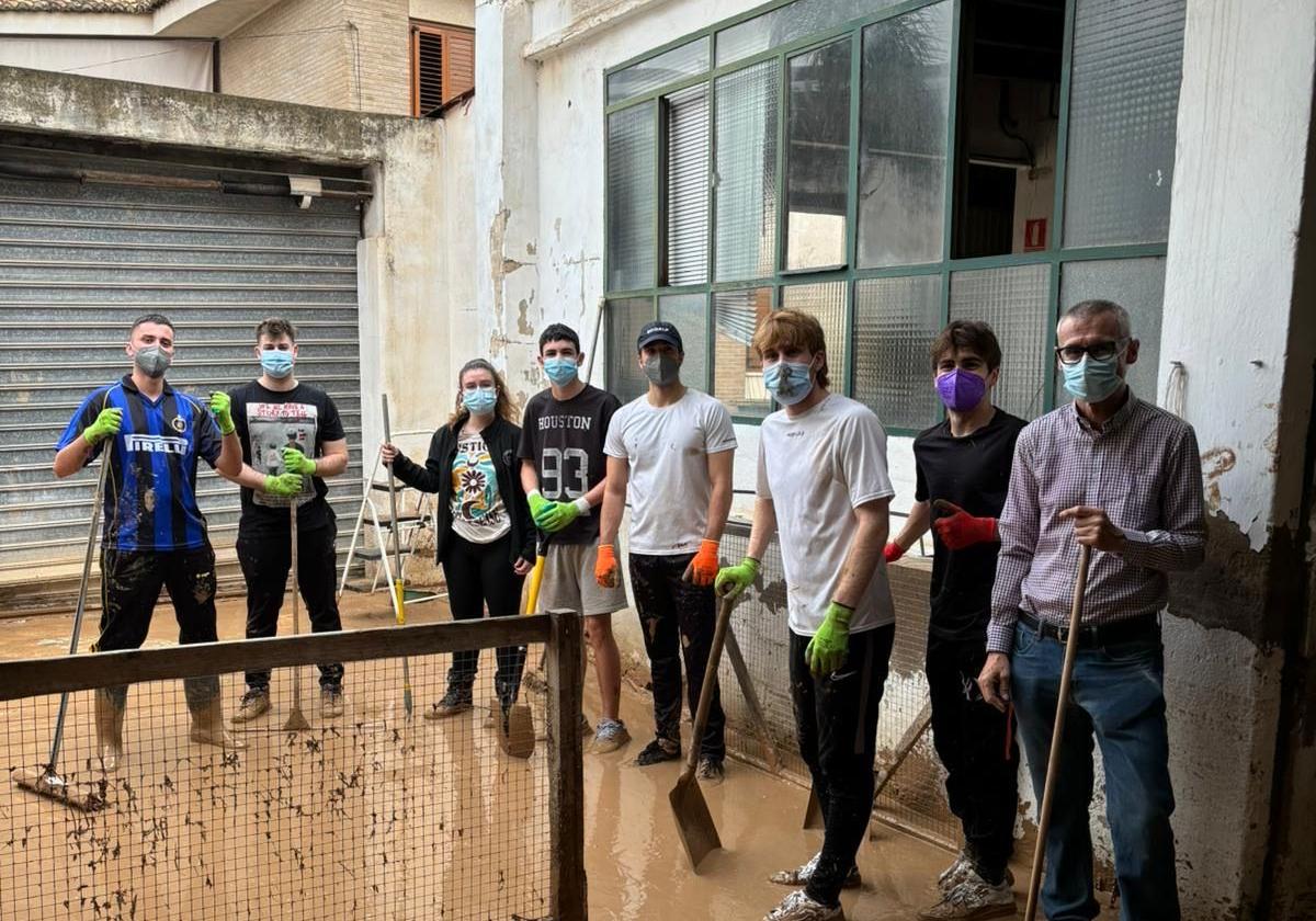 Patxi Antolín, donostiarra de 22 años (el primero empezando por la izquierda), junto a otros jóvenes voluntarios en Valencia.