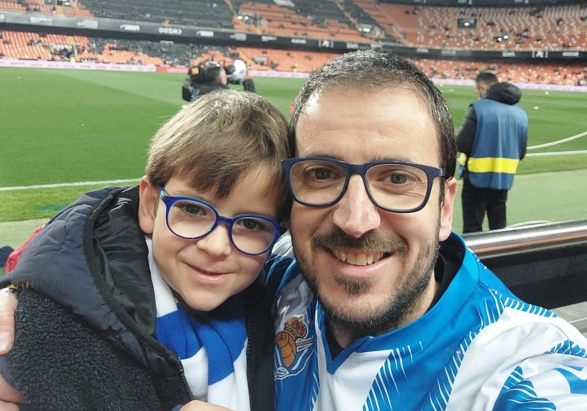 Aitor y su padre, Iñaki, en un partido de la Real Sociedad en Mestalla.