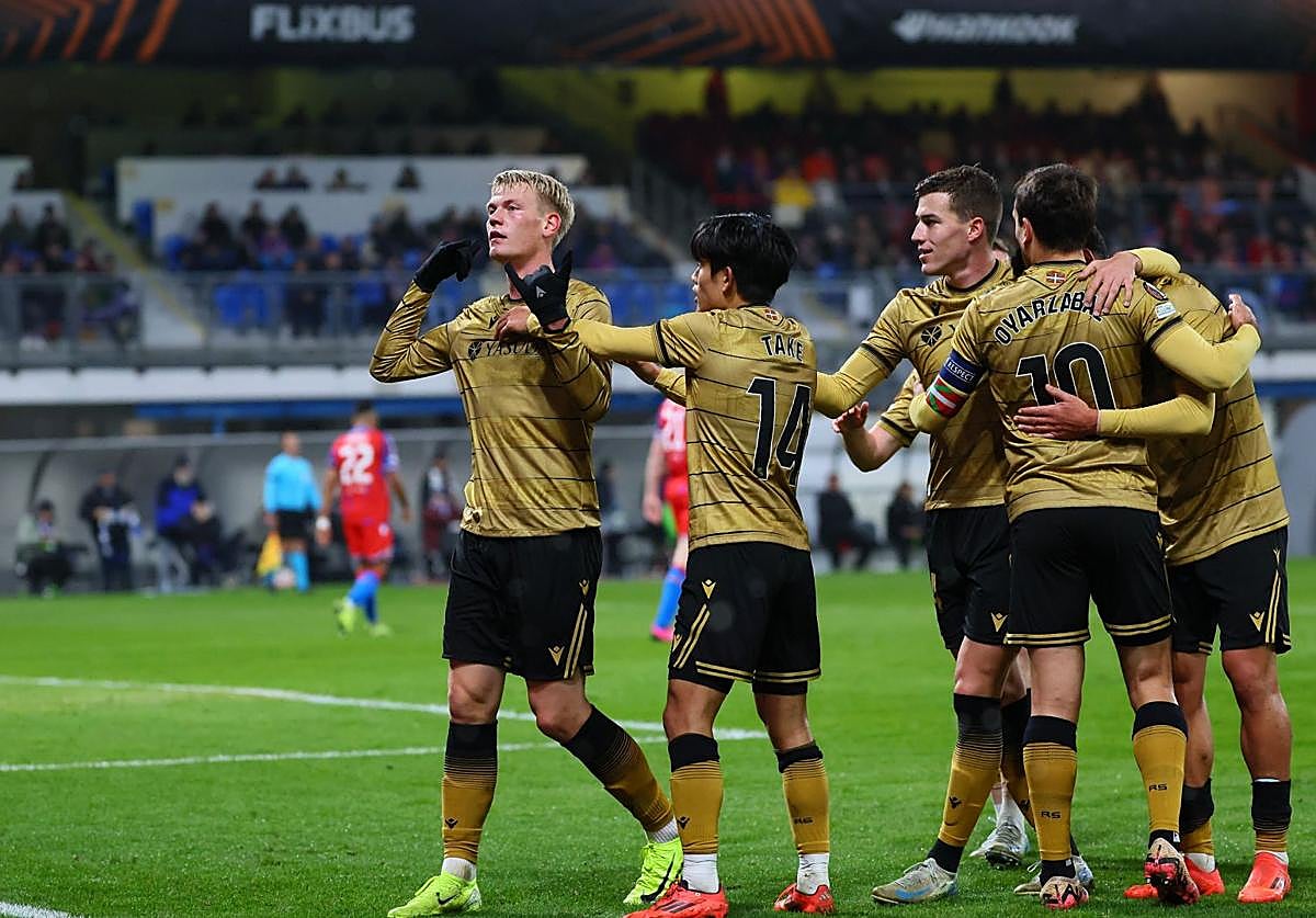 Los jugadores de la Real celebran el gol de Óskarsson