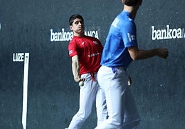 Julen Sotil suelta un derechazo en el Izarraitz de Azpeitia.