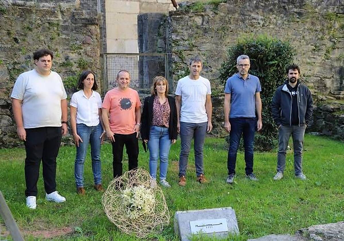 Representantes del PNV y de EH Bildu, durante la ofrenda floral