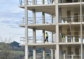 Dos obreros trabajan en un edifio que se está construyendo en Zarautz.