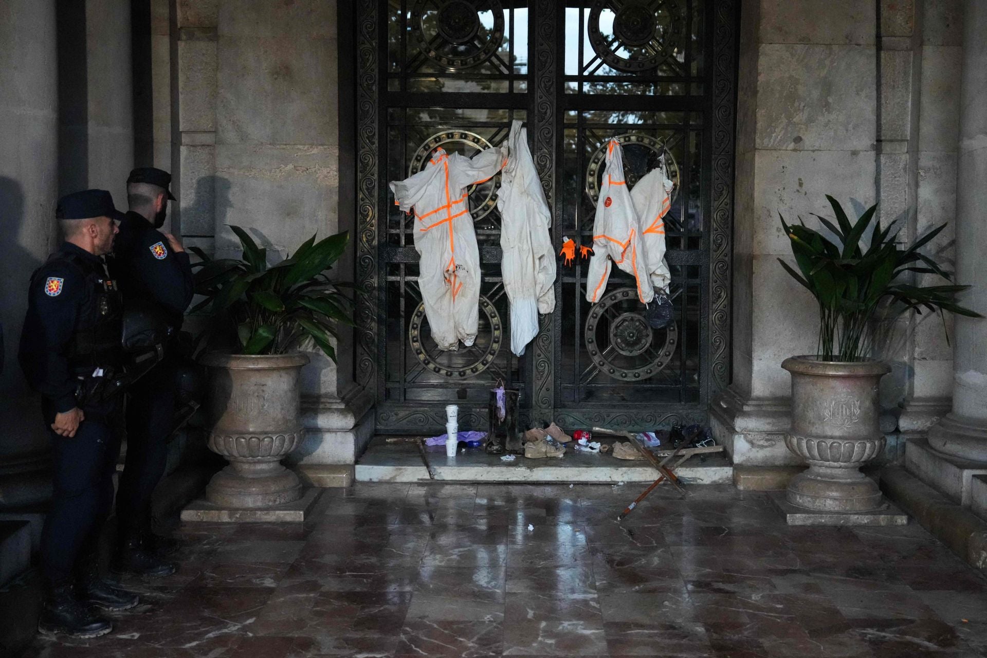 Una multitud se manifiesta para pedir la dimisión de Mazón