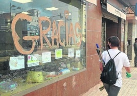 Mensaje de 'gracias' escrito con barro en un local de La Torre.