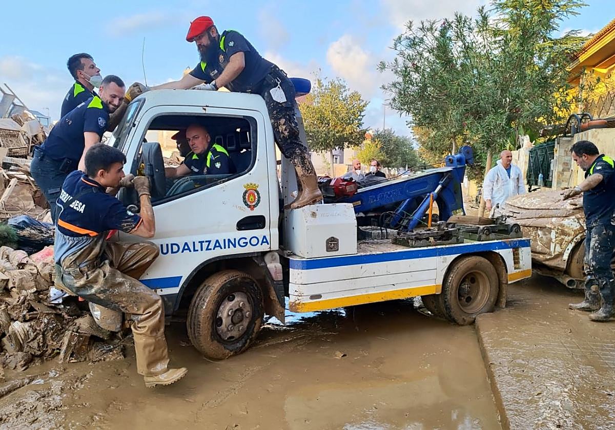 Miembros de la Policía Municipal de Tolosa, retirando un vehículo este viernes en Picanya.