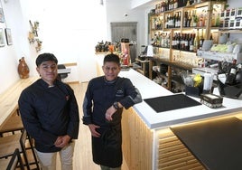 Lutxo Herrera y su hijo, en el bar-restaurante Yakura.