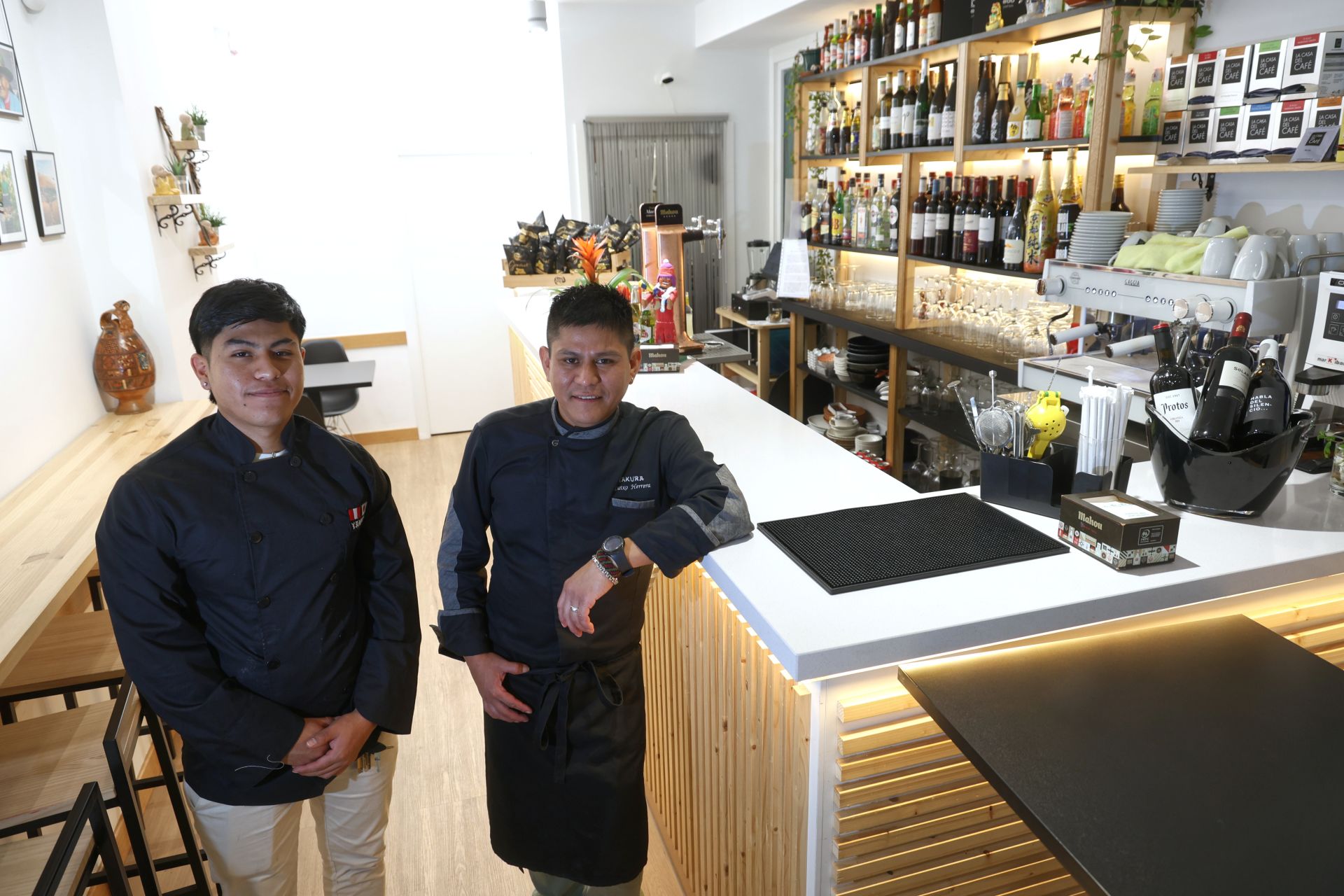 Lutxo Herrera y su hijo, en el bar-restaurante Yakura.