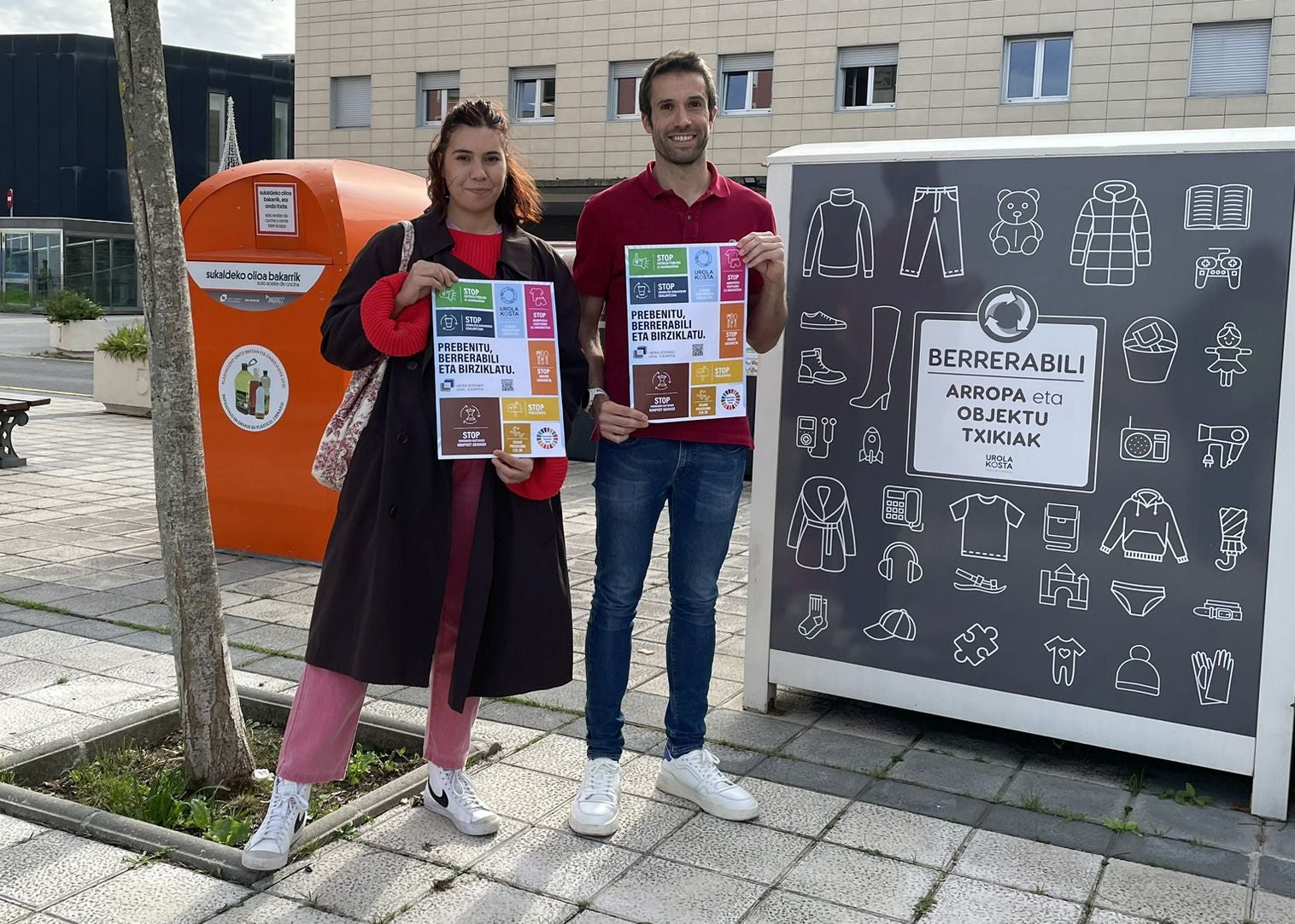 La creadora Jessica González da Silva y el Lehendakari de UKUE Ion Arozena Eizagirre