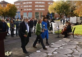 Florencio Domínguez, Marisol Garmendia y Maider Etxebarria han depositado flores en el monumento a las víctimas