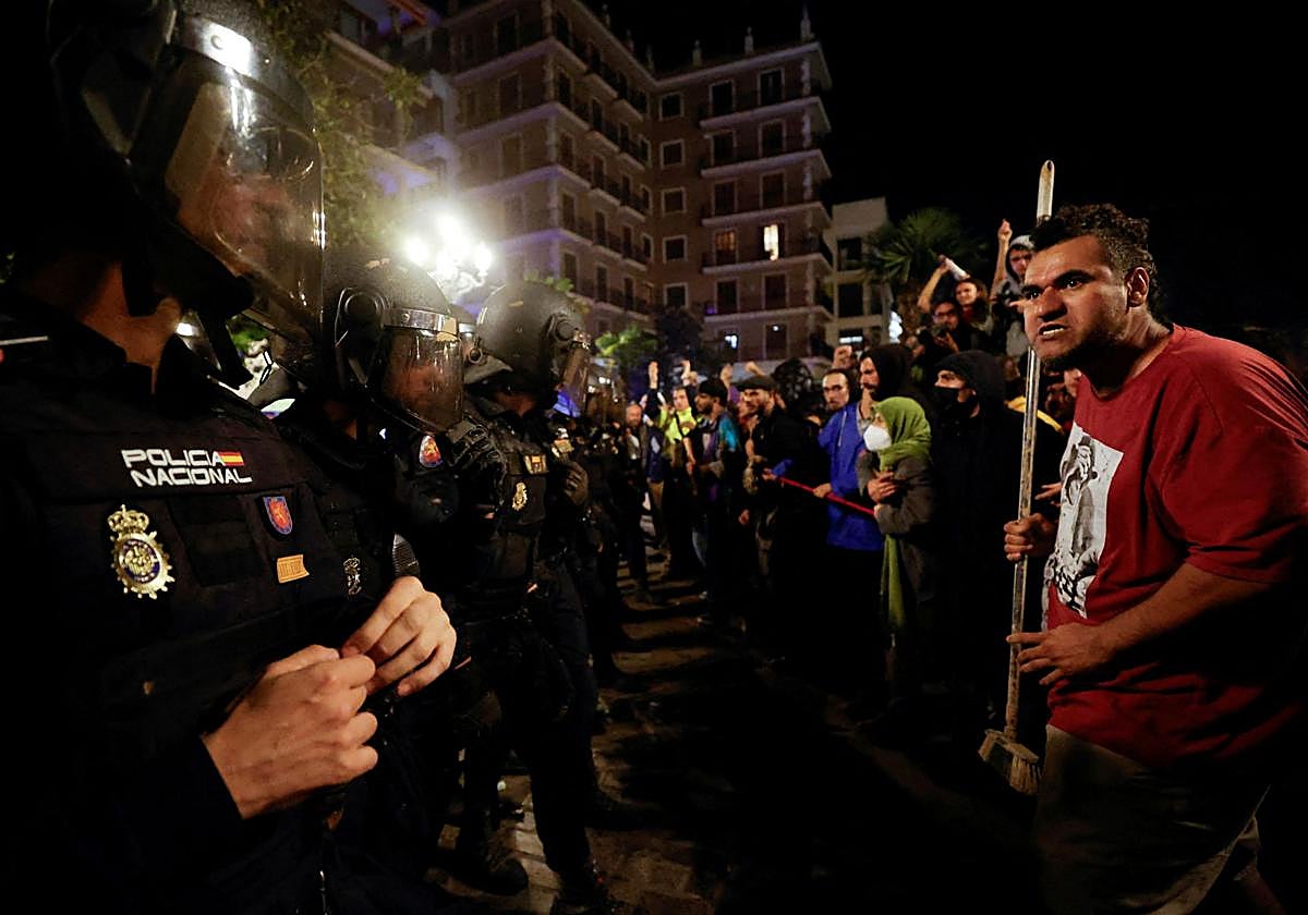 Los manifestantes se enfrentan a la policía en Valencia.