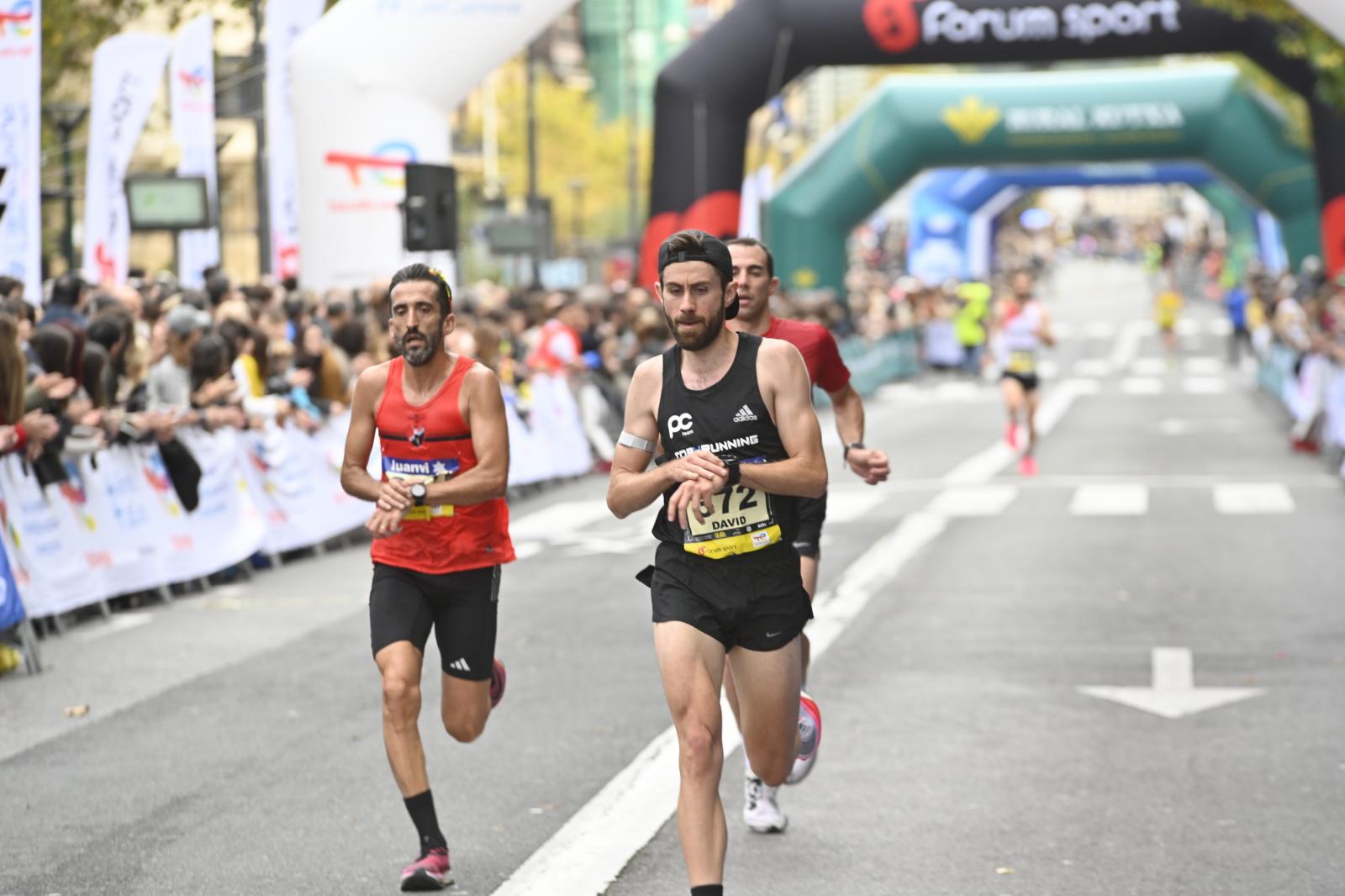 La llegada de los atletas de élite: Chakib Lachgar y Mireia Guarner, vencedores en la Behobia - San Sebastián