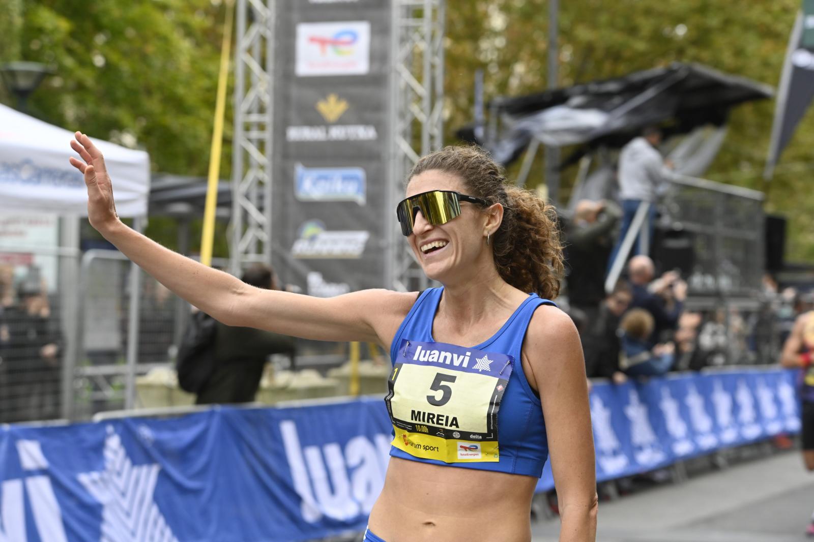 La llegada de los atletas de élite: Chakib Lachgar y Mireia Guarner, vencedores en la Behobia - San Sebastián