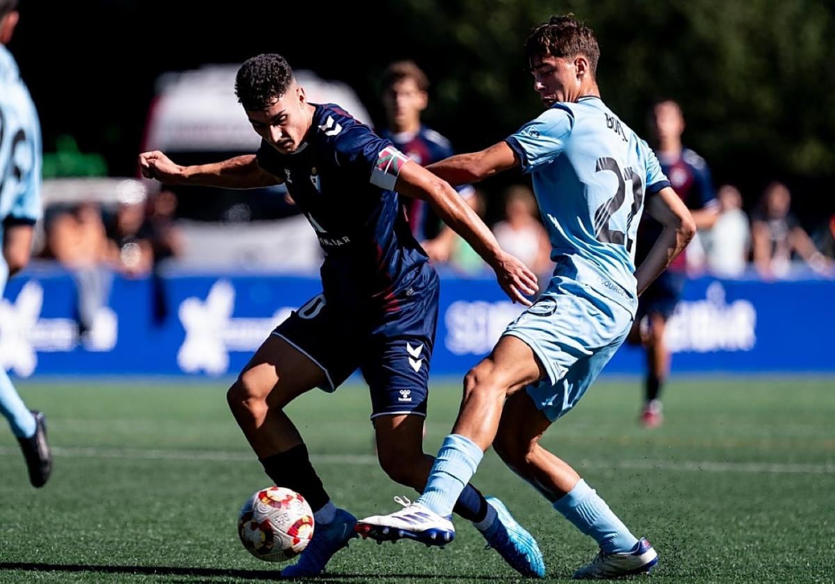 Carrasco defiende la posesión en un partido de esta temporada.