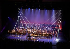 La Euskadiko Orkestra y el Orfeón Donostiarra durante la celebración del 25 aniversario del Kursaal.